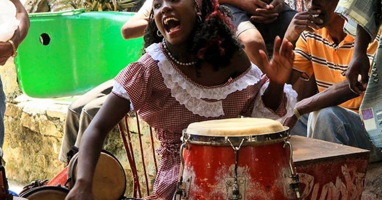 woman playing drums, Hamel alley in center havana© Cuba Absolutely, 2014